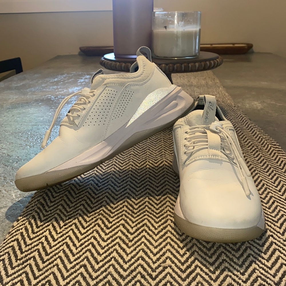 WOMEN'S BRILLIANT WHITE CLOVE SHOE